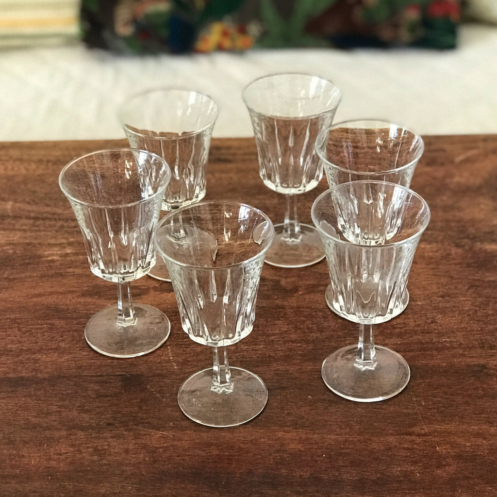 Lot de 6 petits verres à vin cuit sur pied évasés et striés contenance de 8 cl par Hello Broc brocante en ligne