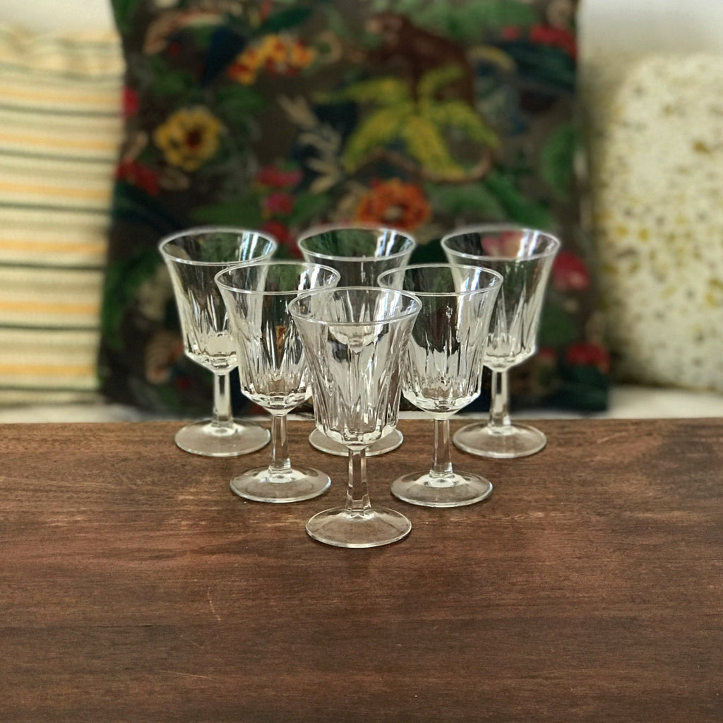 Lot de 6 petits verres à vin cuit sur pied évasés et striés contenance de 8 cl par Hello Broc brocante en ligne