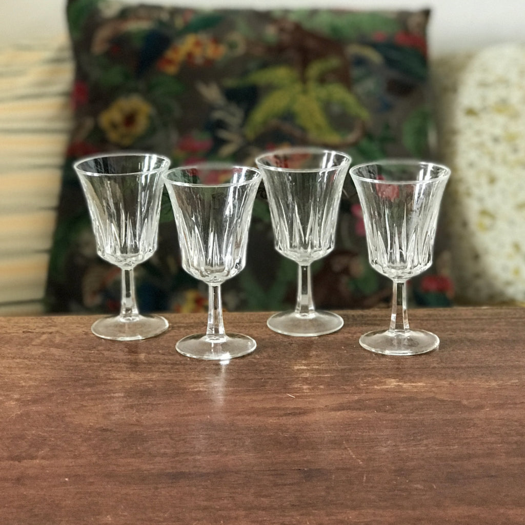 Lot de 4 petits verres à vin cuit sur pied évasés et striés contenance de 8 cl par Hello Broc brocante en ligne