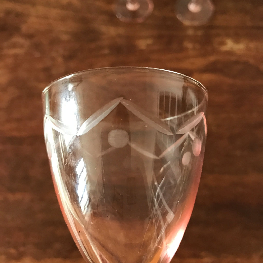 Lot de 6 verres à vin cuit en cristal taillé rose contenance de 6 cl par Hello Broc brocante en ligne