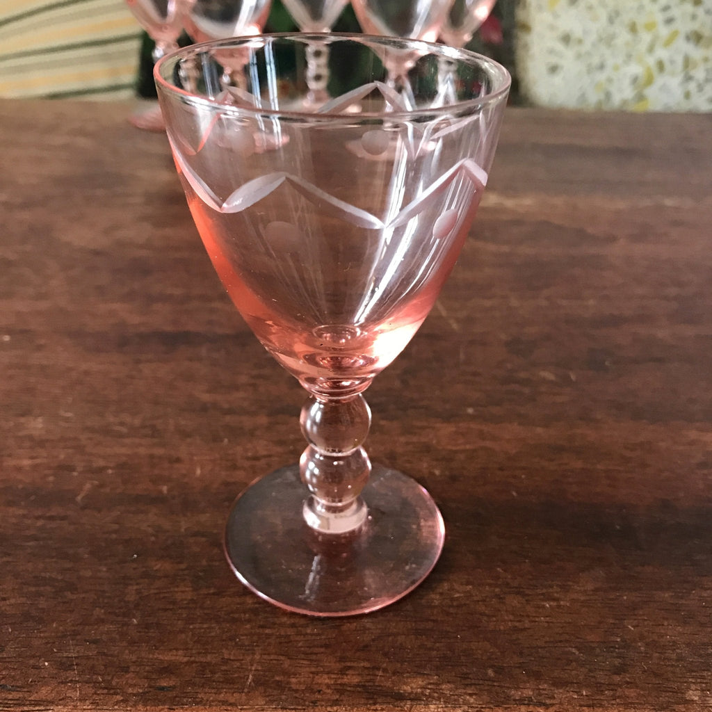 Lot de 6 verres à vin cuit en cristal taillé rose contenance de 6 cl par Hello Broc brocante en ligne