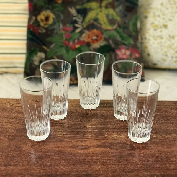 Lot de 5 verres à anisette vintage en verre moulé par Hello Broc brocante en ligne