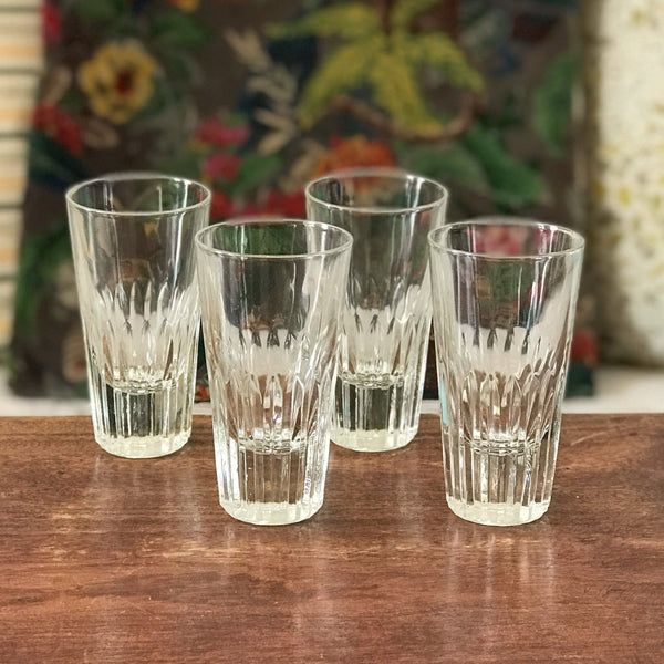 Lot de 4 verres à anisette vintage en verre moulé contenance 13 cl par Hello Broc brocante en ligne