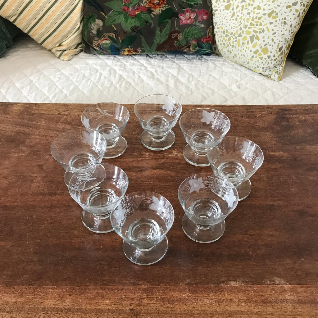 Lot de 8 coupes à champagne en verre moulé au pied large décor vigne et raisin gravé par Hello Broc brocante en ligne