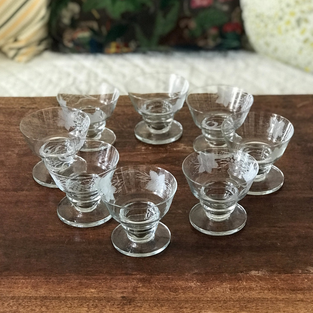 Lot de 8 coupes à champagne en verre moulé au pied large décor vigne et raisin gravé par Hello Broc brocante en ligne