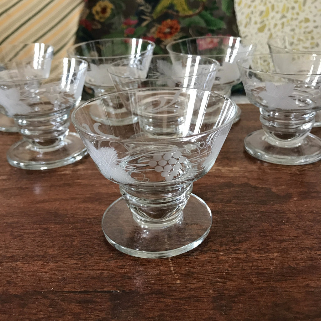 Lot de 8 coupes à champagne en verre moulé au pied large décor vigne et raisin gravé par Hello Broc brocante en ligne