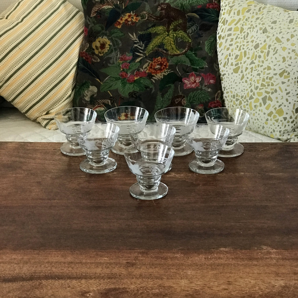 Lot de 8 coupes à champagne en verre moulé au pied large décor vigne et raisin gravé par Hello Broc brocante en ligne