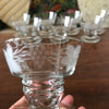 Lot de 8 coupes à champagne en verre moulé au pied large décor vigne et raisin gravé par Hello Broc brocante en ligne