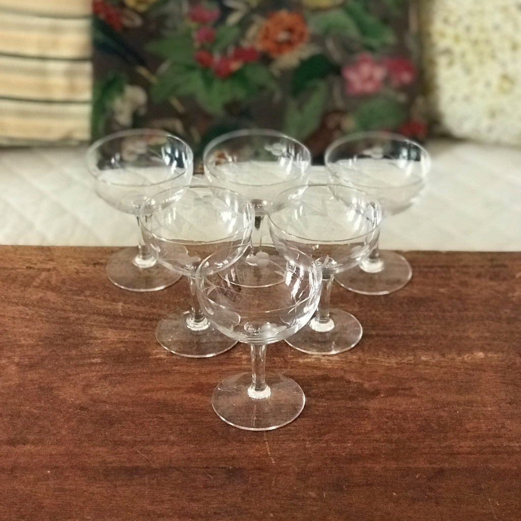 Ensemble de 6 coupes à champagne décor gravé de grappes contenance de 13 cl par Hello Broc brocante en ligne