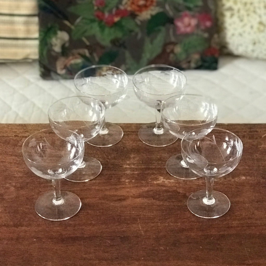 Ensemble de 6 coupes à champagne décor gravé de grappes contenance de 13 cl par Hello Broc brocante en ligne