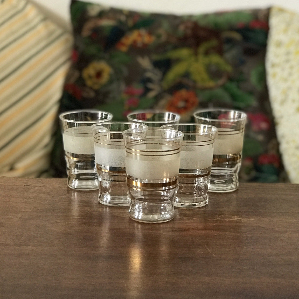 Lot de 6 verres à eau années 50 / 60 en verre brouillé granité et liserés dorés par Hello Broc brocante en ligne