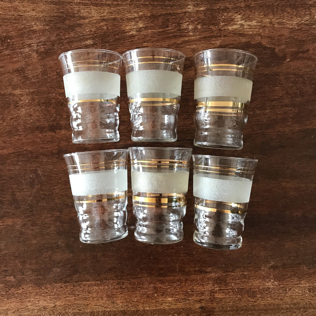 Lot de 6 verres à eau années 50 / 60 en verre brouillé granité et liserés dorés par Hello Broc brocante en ligne