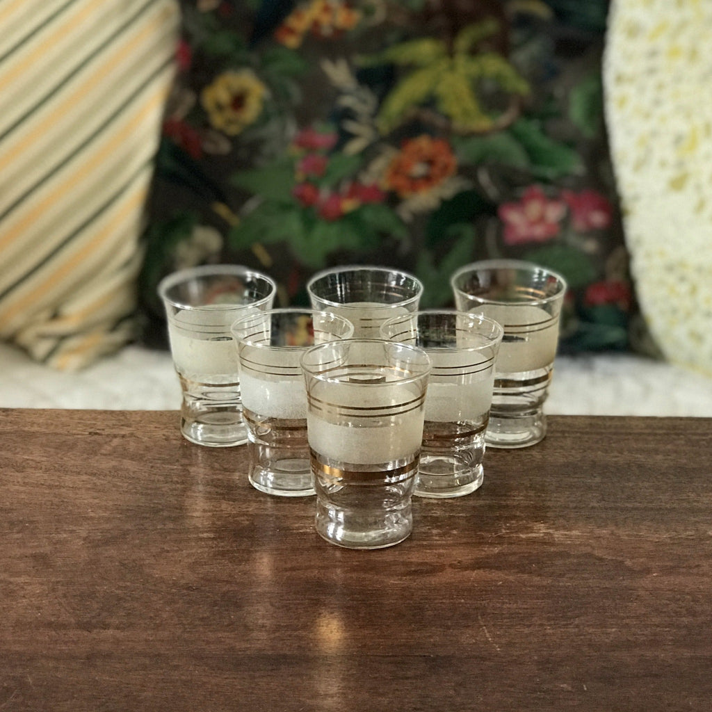 Lot de 6 verres à eau années 50 / 60 en verre brouillé granité et liserés dorés par Hello Broc brocante en ligne