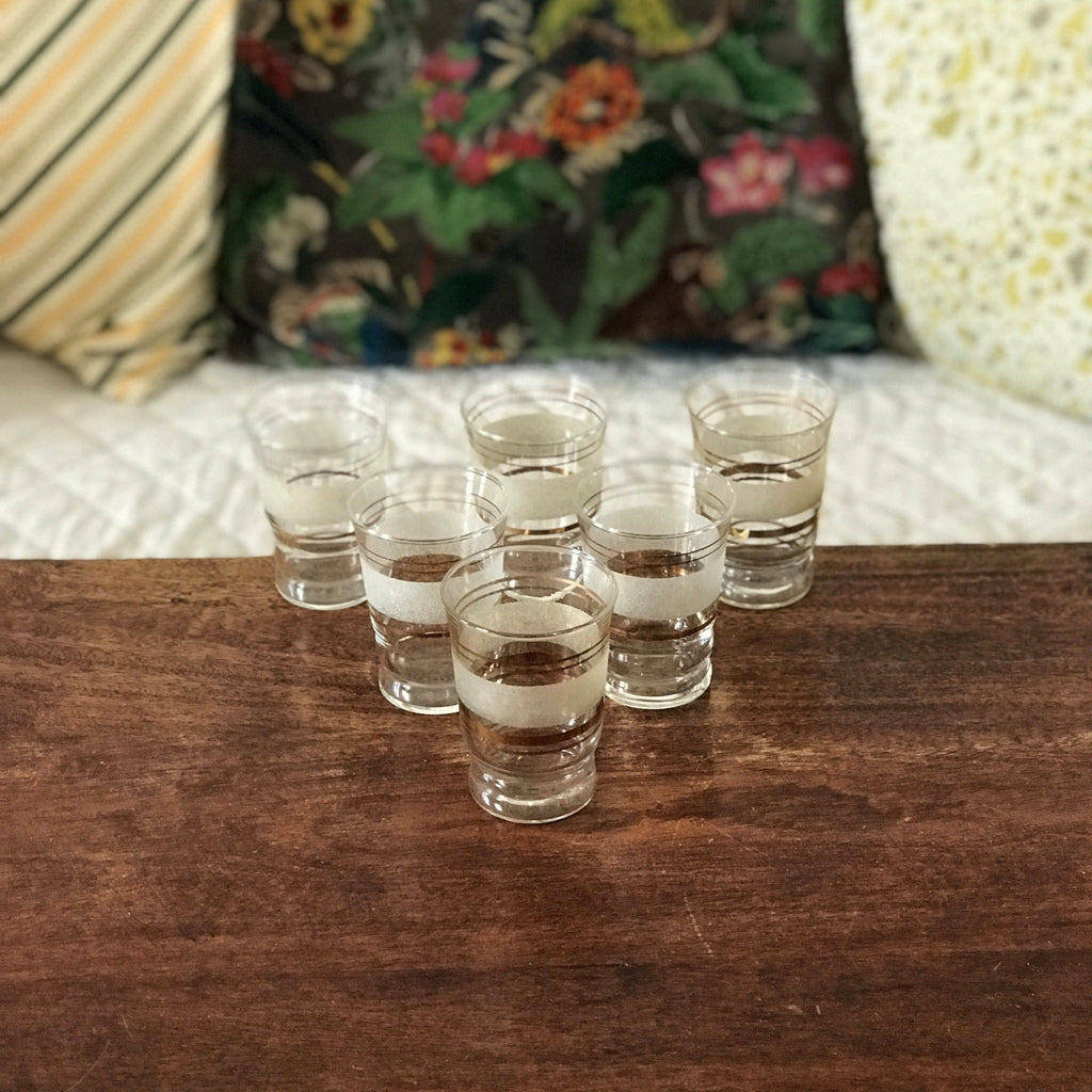 Lot de 6 verres à eau années 50 / 60 en verre brouillé granité et liserés dorés par Hello Broc brocante en ligne