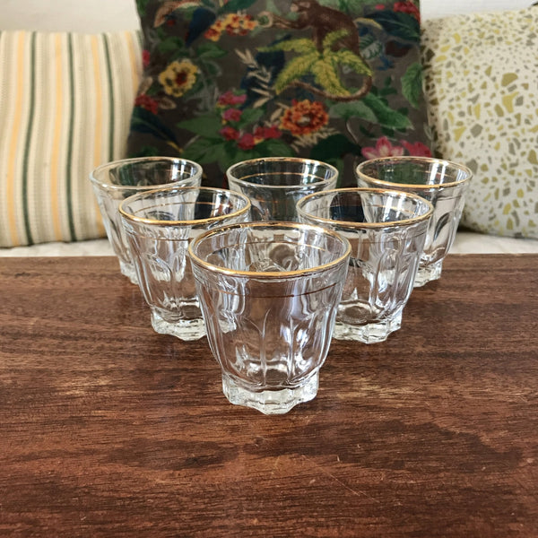 Lot de 6 petits verres à eau vintage liserés doré et paroi facettée par Hello Broc brocante en ligne