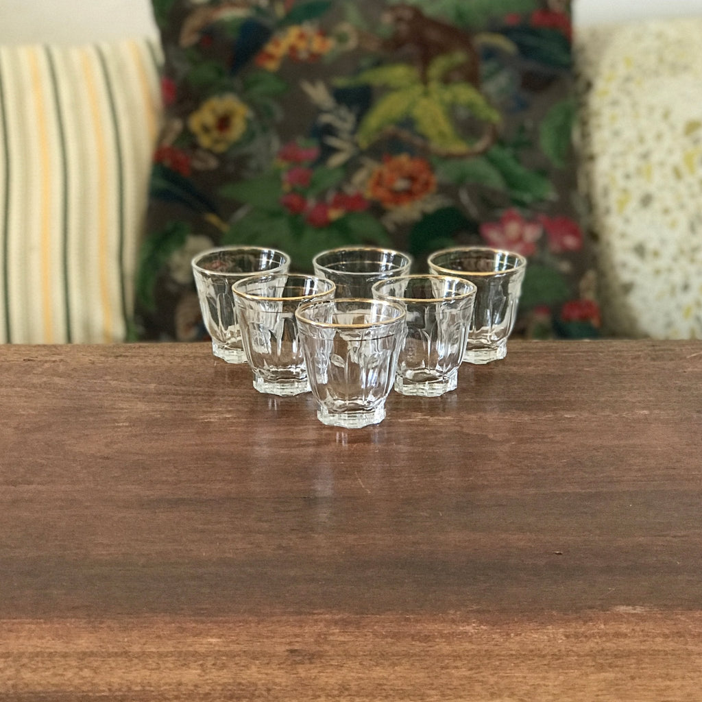 Lot de 6 petits verres à eau vintage liserés doré et paroi facettée par Hello Broc brocante en ligne