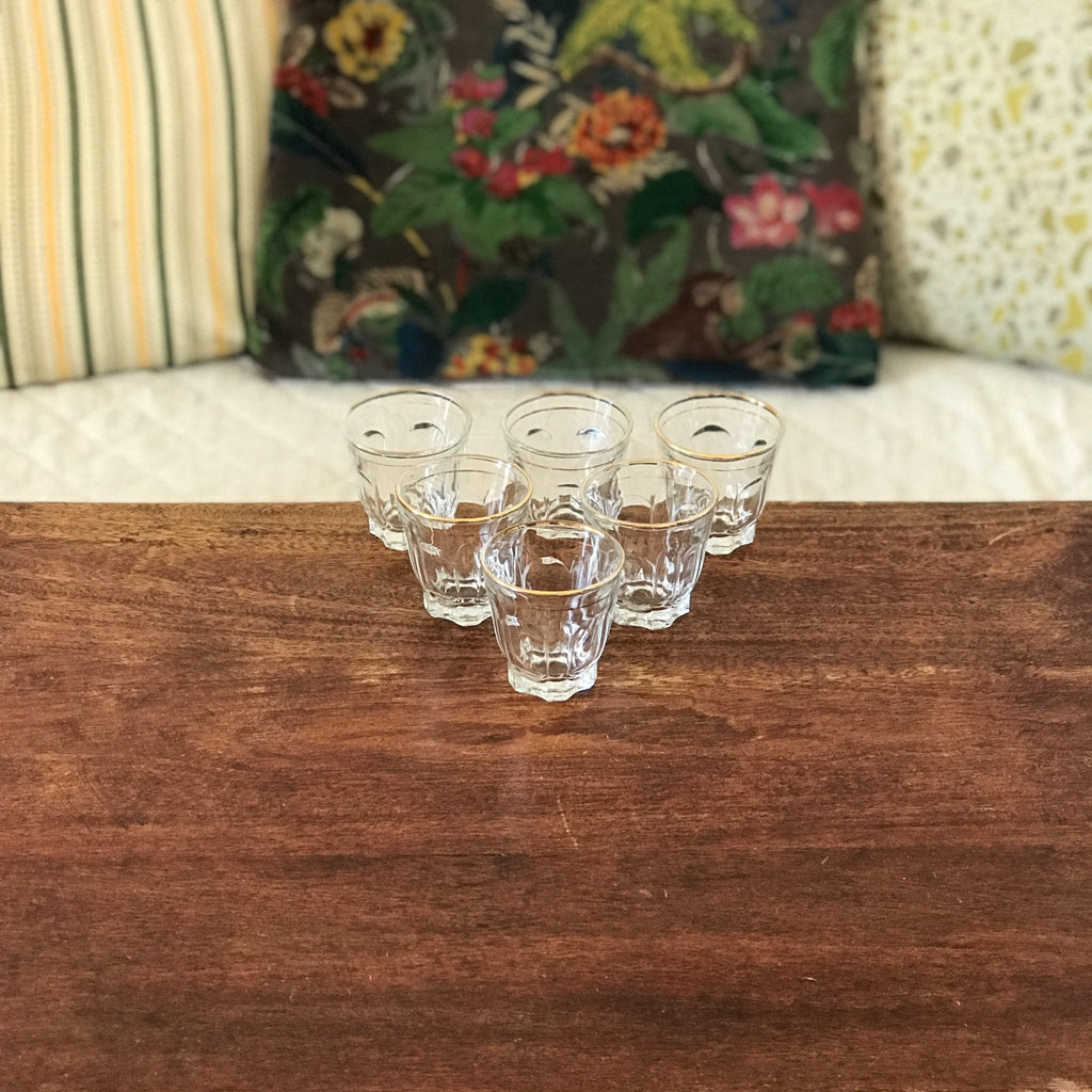 Lot de 6 petits verres à eau vintage liserés doré et paroi facettée par Hello Broc brocante en ligne