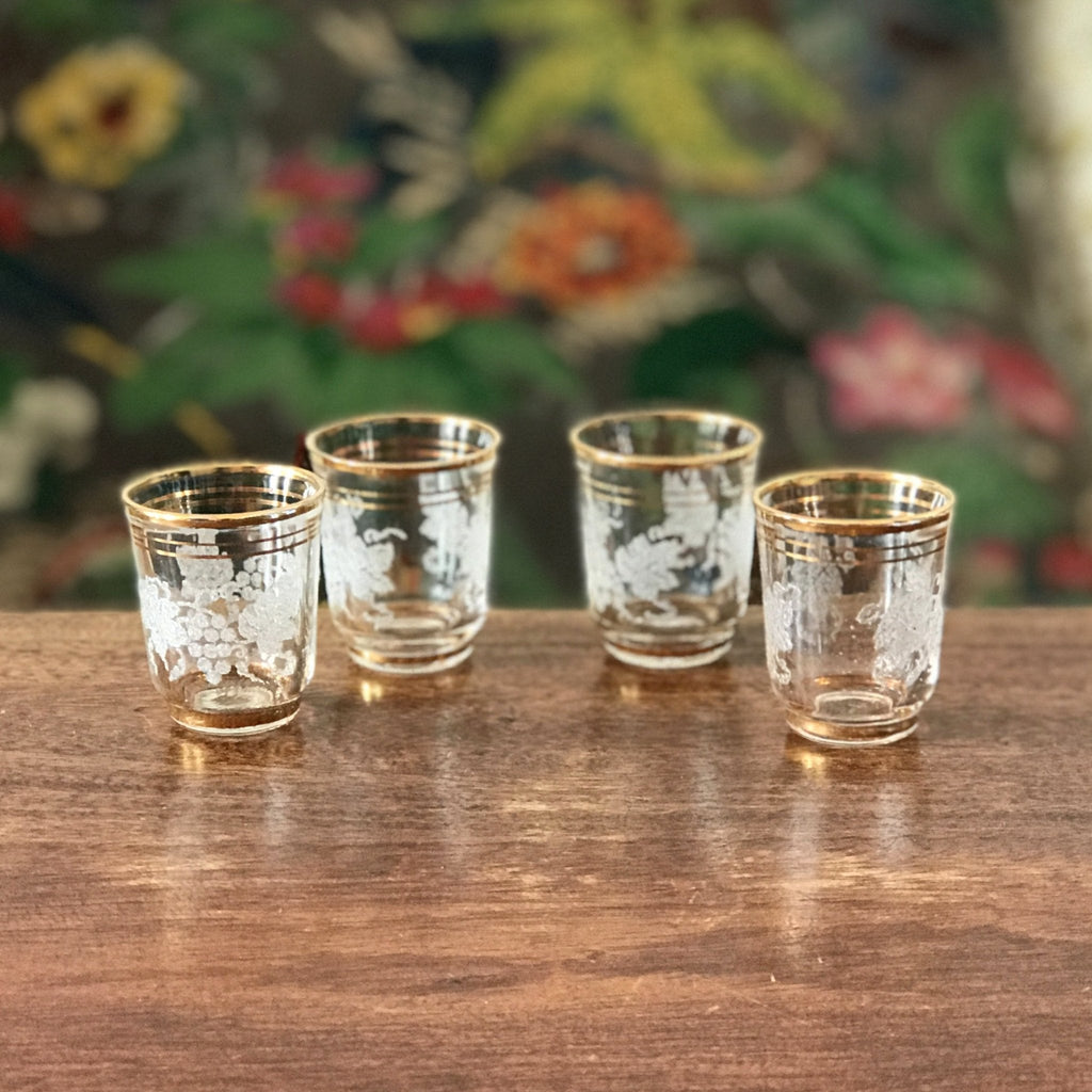 Lot de 4 petits verres à liqueur en verre décor grappes de raisin par Hello Broc brocante en ligne