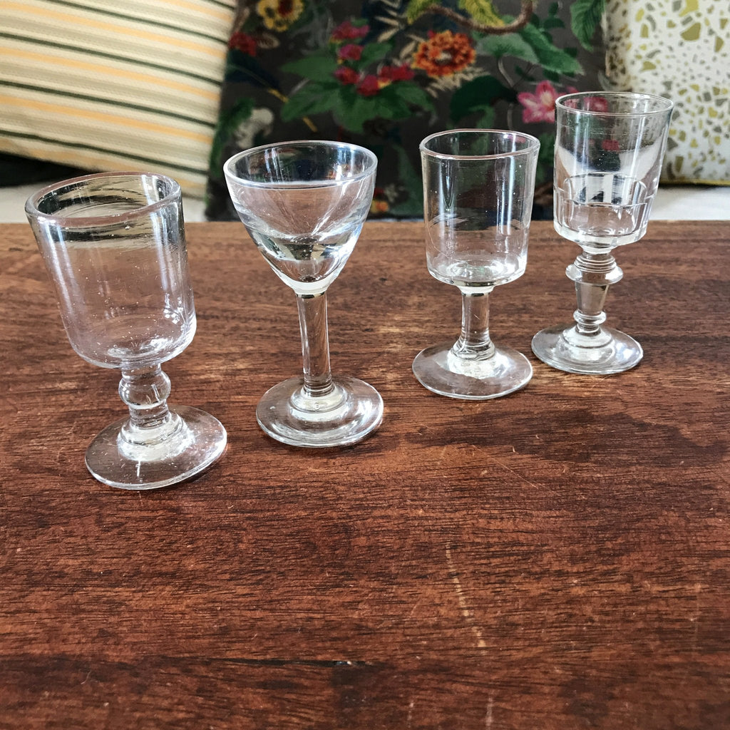 Lot de 4 verres à liqueur anciens dépareillés sur pied en verre par Hello Broc brocante en ligne