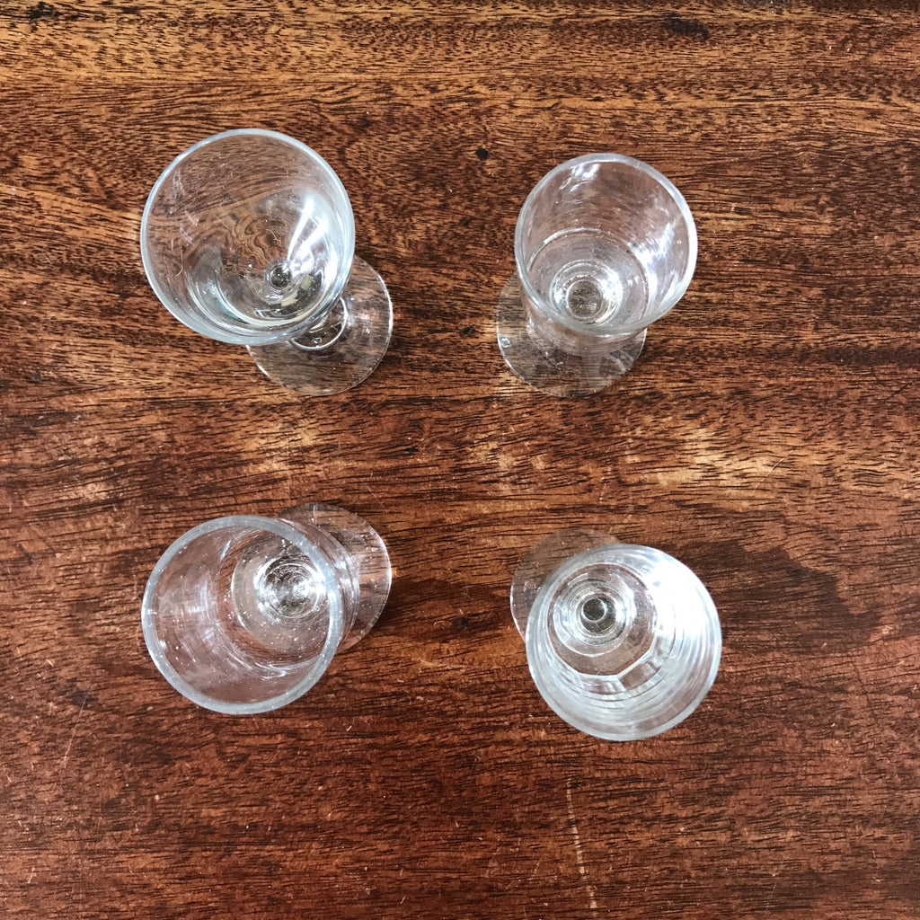 Lot de 4 verres à liqueur anciens dépareillés sur pied en verre par Hello Broc brocante en ligne