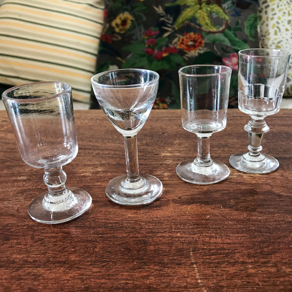 Lot de 4 verres à liqueur anciens dépareillés sur pied en verre par Hello Broc brocante en ligne