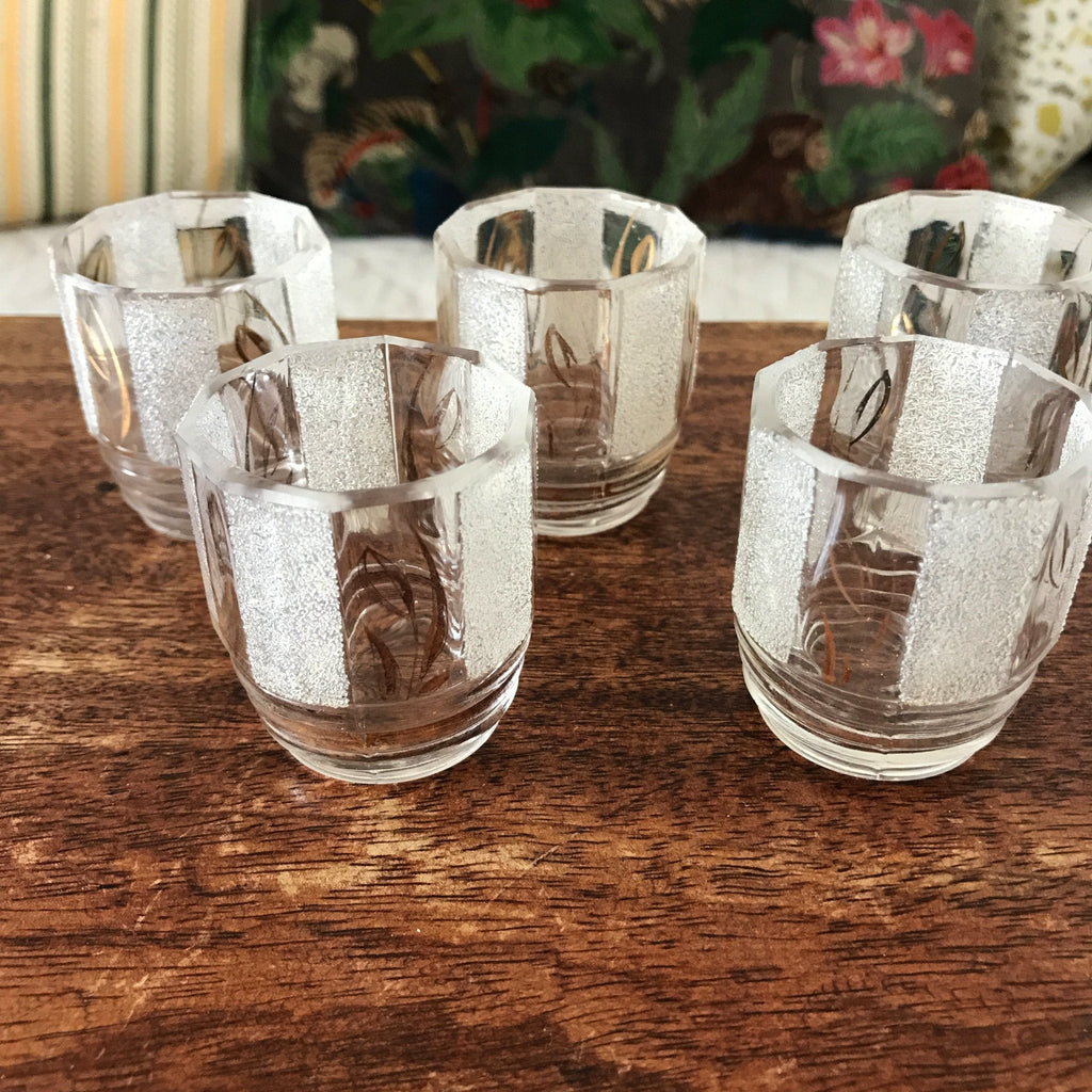 Lot de 5 verres à liqueur granités années 50 de forme octogonale par Hello Broc brocante en ligne