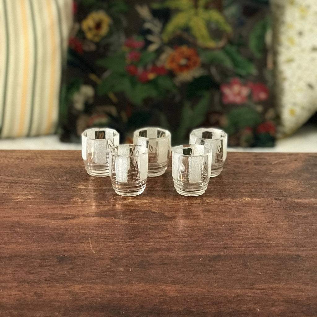 Lot de 5 verres à liqueur granités années 50 de forme octogonale par Hello Broc brocante en ligne