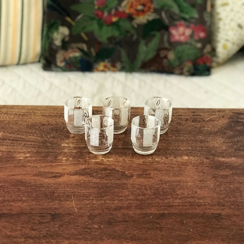 Lot de 5 verres à liqueur granités années 50 de forme octogonale par Hello Broc brocante en ligne