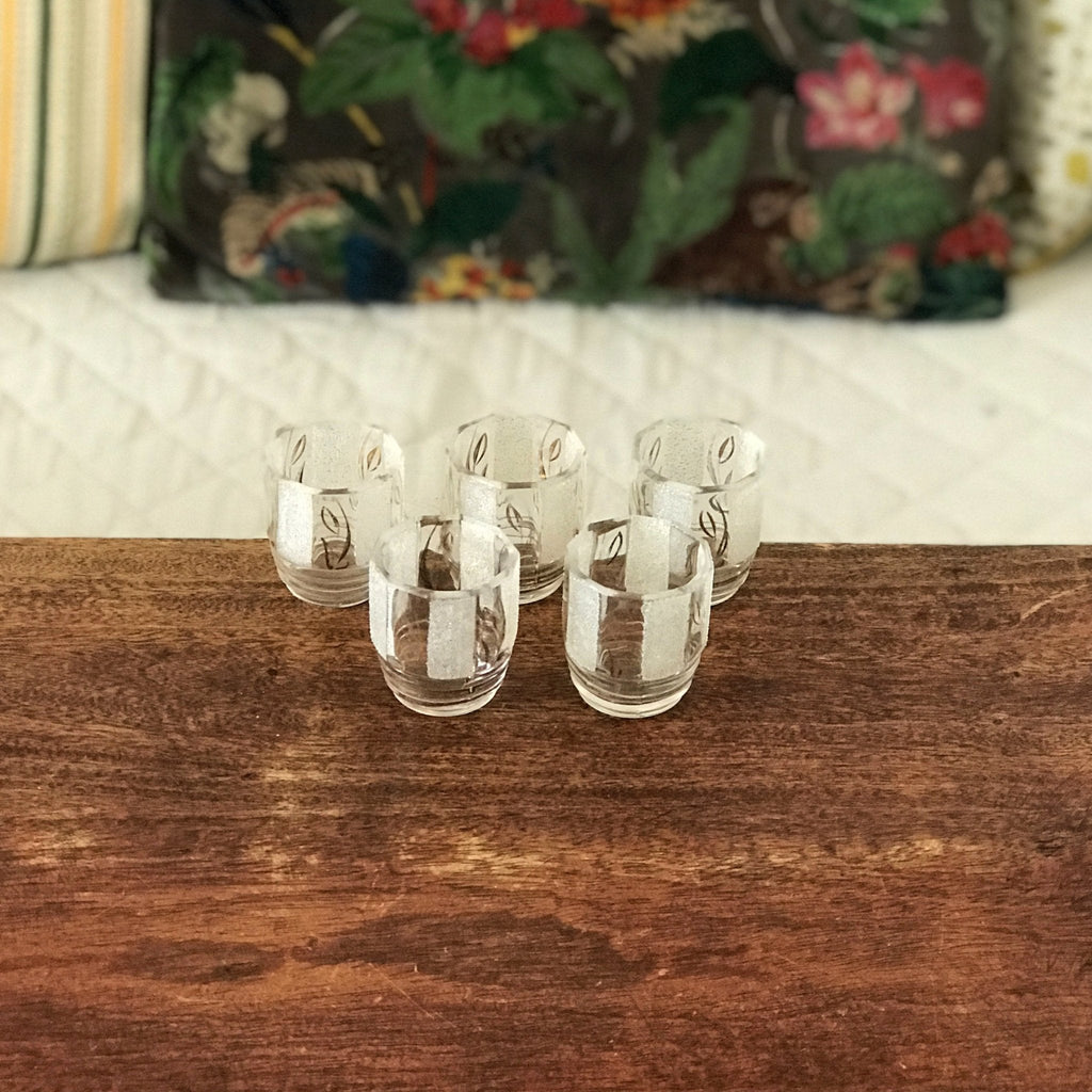 Lot de 5 verres à liqueur granités années 50 de forme octogonale par Hello Broc brocante en ligne