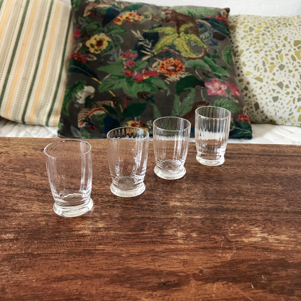 Lot de 4 petits verres à digestif  décoré de stries intérieures par Hello Broc brocante en ligne