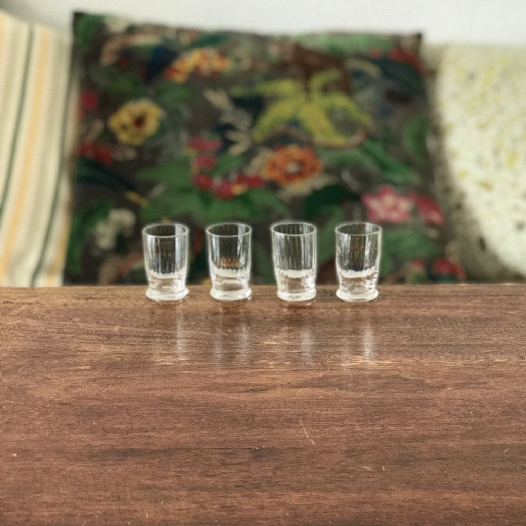 Lot de 4 petits verres à digestif  décoré de stries intérieures par Hello Broc brocante en ligne