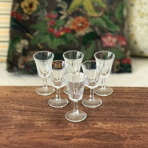 Lot de 6 verres à digestif sur pied en verre moulé décor stries par Hello Broc brocante en ligne