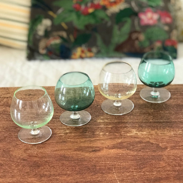 Lot de 4 verres à cognac multicolores pied incolore contenance 11 cl par Hello Broc brocante en ligne