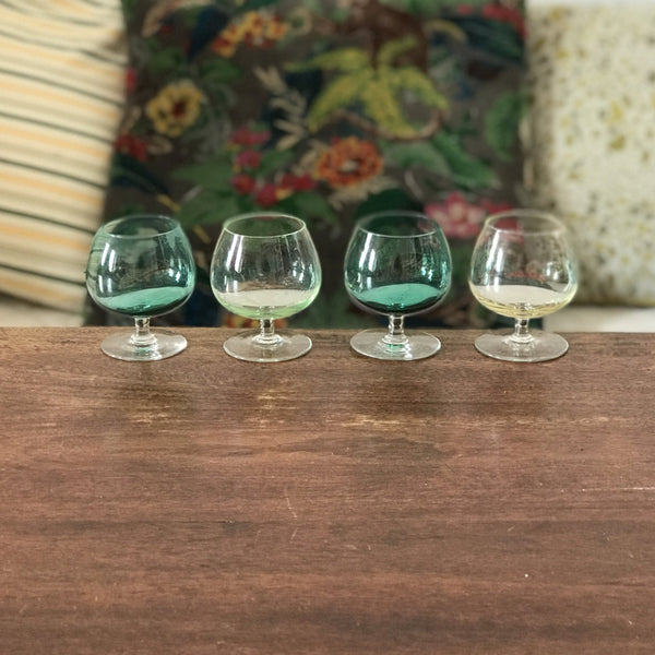 Lot de 4 verres à cognac multicolores pied incolore contenance 11 cl par Hello Broc brocante en ligne