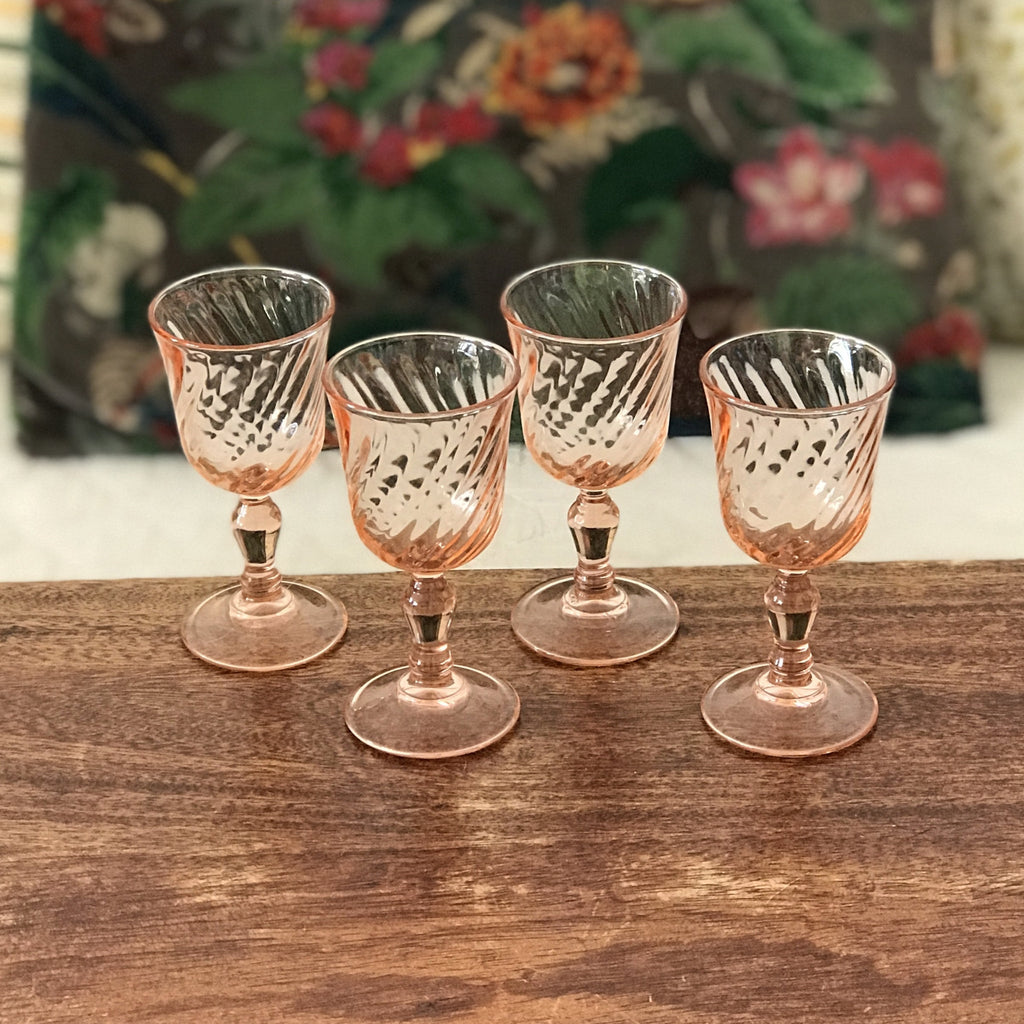 Ensemble de 4 verres à liqueur sur pied en verre moulé rose collection Rosaline par Luminarc Arcoroc par Hello Broc brocante en ligne