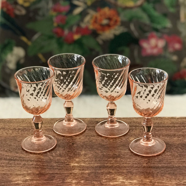 Ensemble de 4 verres à liqueur sur pied en verre moulé rose collection Rosaline par Luminarc Arcoroc par Hello Broc brocante en ligne