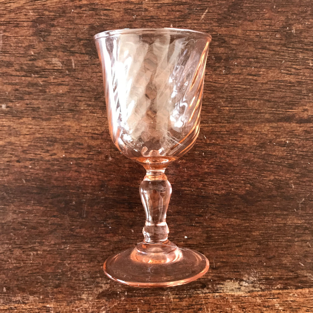 Ensemble de 4 verres à liqueur sur pied en verre moulé rose collection Rosaline par Luminarc Arcoroc par Hello Broc brocante en ligne