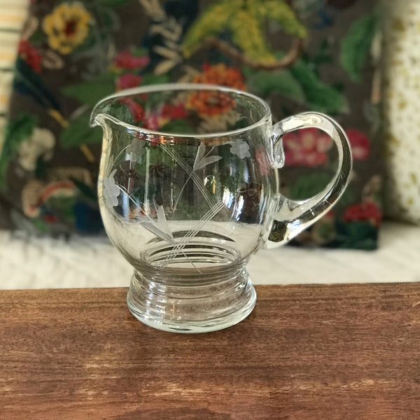 Pichet arrondi en verre moulé et gravé fleurs années 70 / 80 contenance 1 litre par Hello Broc brocante en ligne