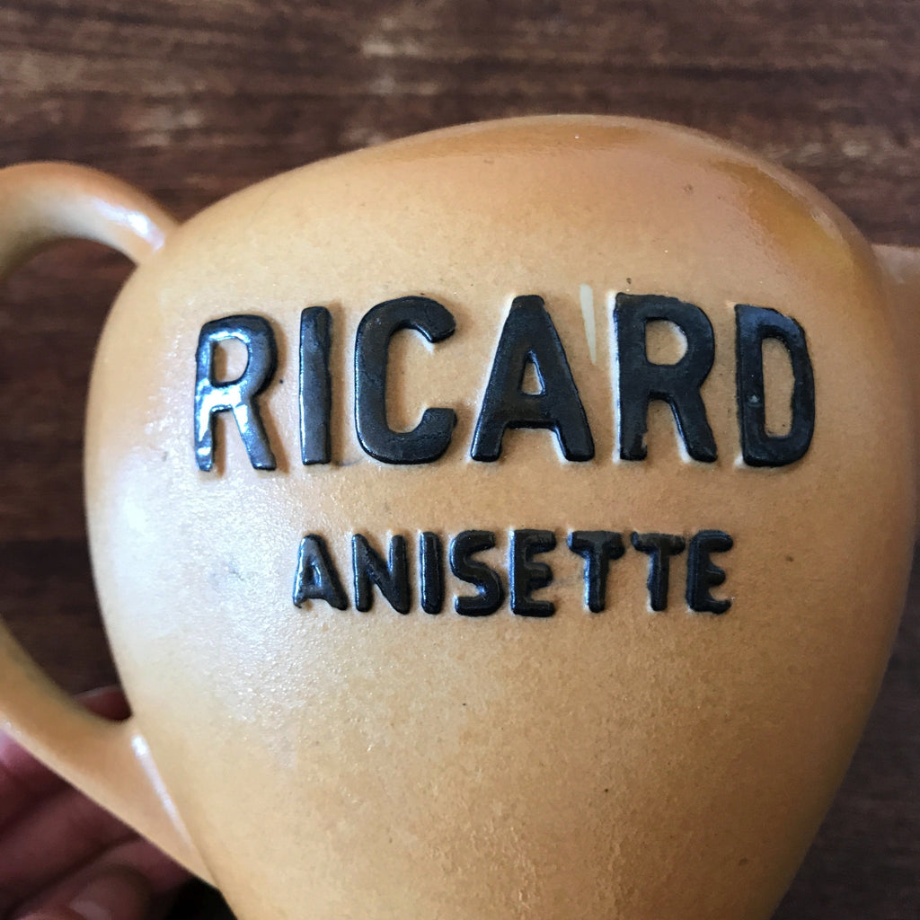 Broc cruche Ricard anisette vintage avec un fêle contenance 1 L par Hello Broc brocante en ligne