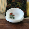 Lot de 6 assiettes creuses Arcopal en verre opalin blanc décor imprimé rose rouge par Hello Broc brocante en ligne