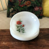 Lot de 6 assiettes creuses Arcopal en verre opalin blanc décor imprimé rose rouge par Hello Broc brocante en ligne