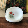 Lot de 6 assiettes creuses Arcopal en verre opalin blanc décor imprimé rose rouge par Hello Broc brocante en ligne