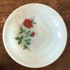 Lot de 6 assiettes creuses Arcopal en verre opalin blanc décor imprimé rose rouge par Hello Broc brocante en ligne