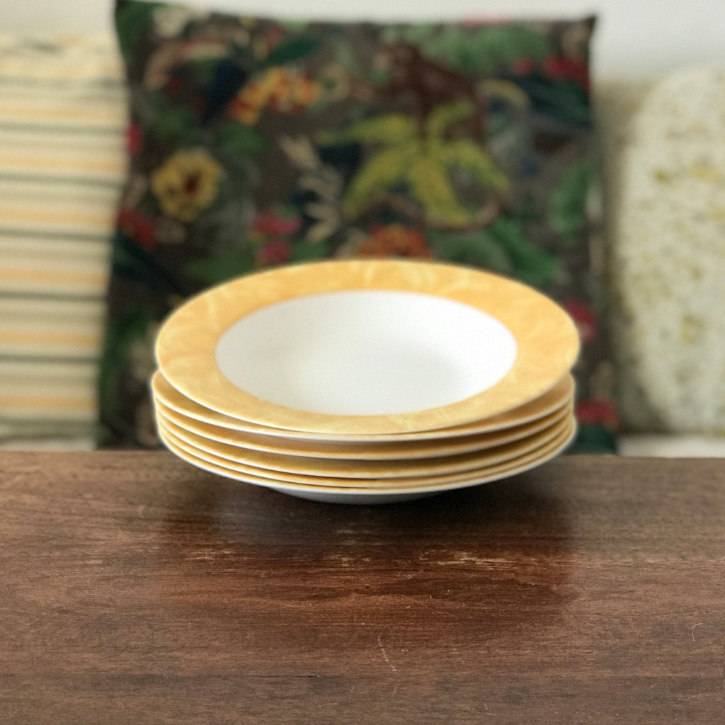 Lot de 6 assiettes à soupe en opaline blanche et orange Esso par Hello Broc brocante en ligne