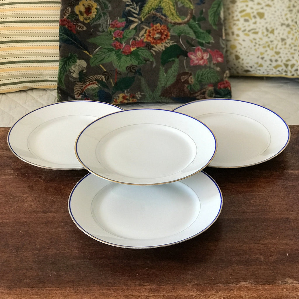 Lot de 4 assiettes plates en porcelaine blanche de Limoges liserés doré et bleu UML France par Hello Broc brocante en ligne