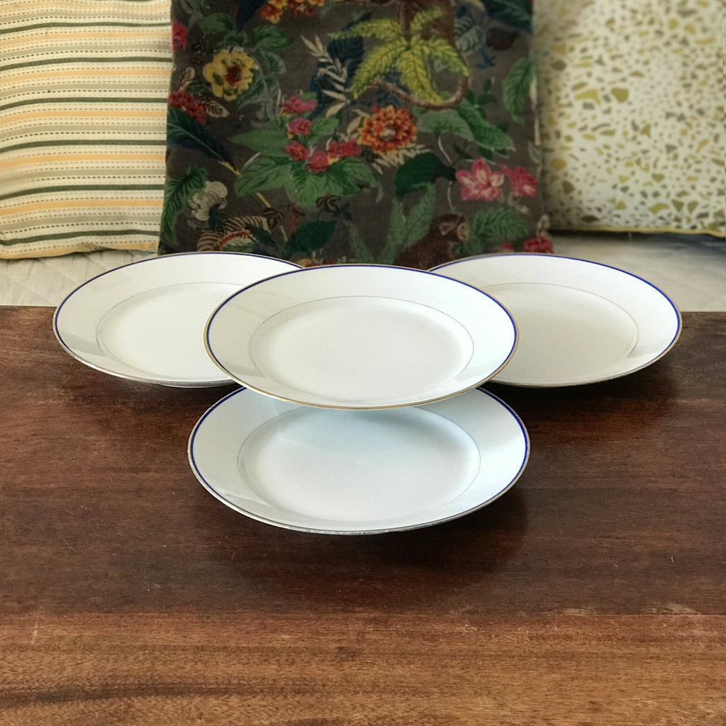 Lot de 4 assiettes plates en porcelaine blanche de Limoges liserés doré et bleu UML France par Hello Broc brocante en ligne