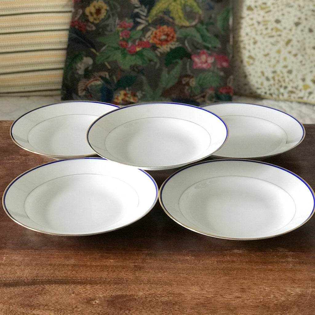 Lot de 5 assiettes creuses en porcelaine blanche de Limoges liserés doré et bleu UML France par Hello Broc brocante en ligne