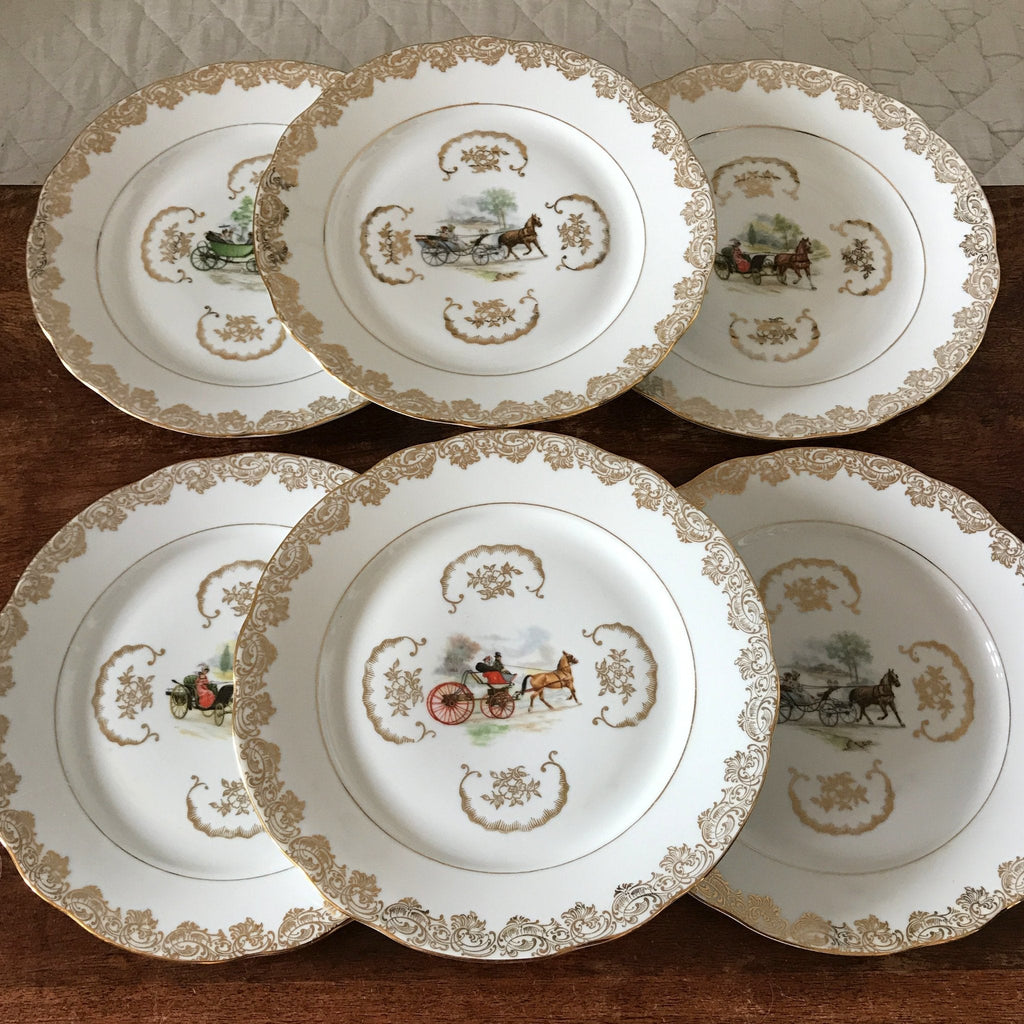 Lot de 6 assiettes plates dorée décor calèche attribué à Porcelaine du Berry par Hello Broc brocante en ligne