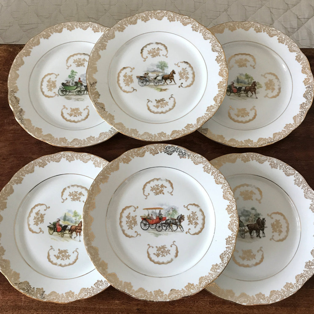 Lot de 6 assiettes plates dorée décor calèche attribué à Porcelaine du Berry par Hello Broc brocante en ligne