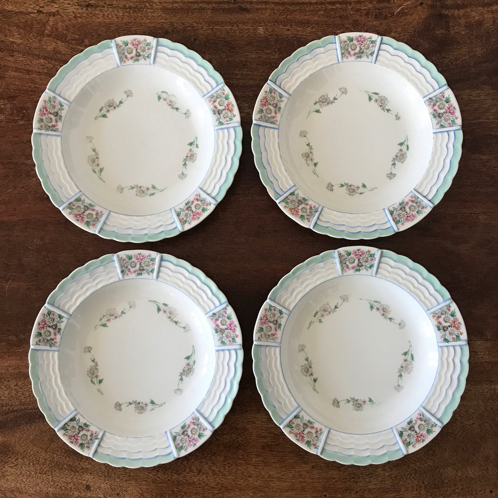 Lot de 4 assiettes creuses en porcelaine de Limoges A. Lanternier décor fleurs, vert et bleu par Hello Broc brocante en ligne